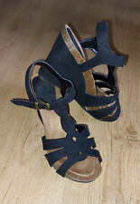 Riemchen Pumps mit Keilabsatz