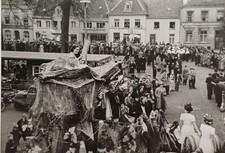 Festwagen mit Frau Friseur Kamm Umzug Straßenfest Häuserzeile Personen Foto