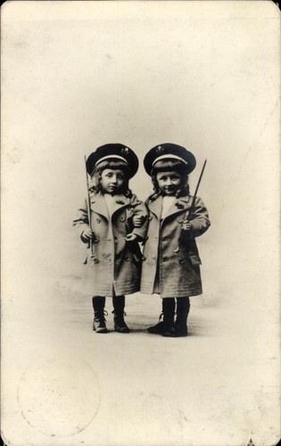 Zwei kinder mit mütze - ak,