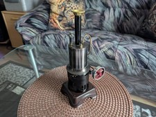 Alte originale stehende Dampfmaschine 