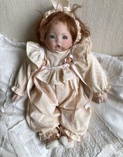 Süße alte Porzellankopfpuppe