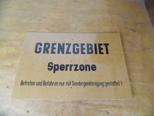 Hinweisschild grenzgebiet - hinweisschild,