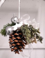 Advent / Weihnachtliche Deko große Kieferzapfen m Bändern, Apfel, Grünmaterial