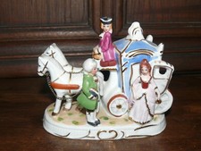 Kleine alte Porzellan Kutsche mit 2 Pferden und 3 Personen Boden gemarkt