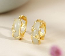 N10 Ohrringe Kreolen helle gebogene Jade Blätter vergoldet Silber 925