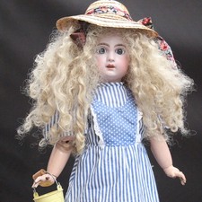 Altes Puppenkleid mit Strohhut