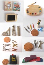 Schule Tafel Bücher Bibel Lupe Stifte Zirkel Schere Lineal Palette Miniatur