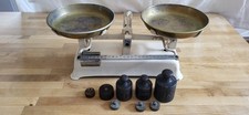 alte Küchenwaage mit Gewichten