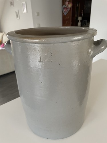 Alter topf aus steingut mit - aus,