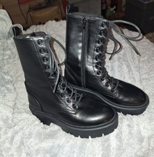 Schwarze halbhohe Schuhe der