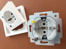 Busch-Jaeger FI-Schukomat 3120 EUCB-84  FI-Steckdose studioweiß mit Rahmen