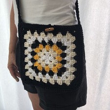 Häkeltasche Crossbody Bag mit Verschluss, Innenfutter, Granny Square, Handarbeit