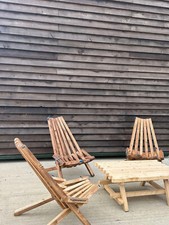 ECO Stuhl, Gartenmöbel aus Holz mit Tisch, Whirlpool und Saunastühlen.