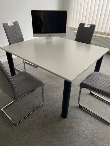 Verschiedene büro tische und - büro,