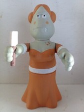 James Jarvis Amos FIGUR IN CROWD HOUSE OF HORROR Zsofia