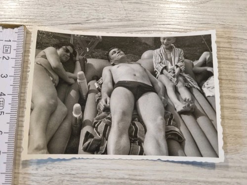 Schwarz weissfoto junger mann - ,