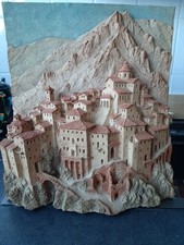 Wandskulptur "Stadt mit Berg"
