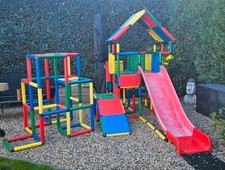 Quadro Kletterturm mit Rutsche und Kletterpyramide