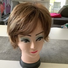 Damen Perücke hellbraun mit leichten Strähnen kleine Cup 