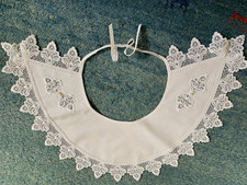 wunderschöner weißer Kragen, mit Stickereien und Perlenbesatz