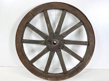 Altes antikes Wagenrad Holzrad