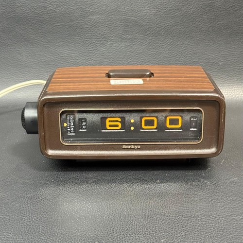Sankyo 304z flip clock - clock, braun