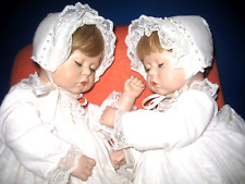 Zwillingsbabys in Taufkleidung! "ARTISAN" LIMITED EDITION! Zwei Porzellan-Puppen