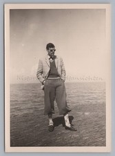 ernster extravaganter Mann in Knickerbocker und Karosocken - Altes Foto