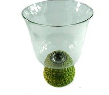 Windlicht aus Recyclingglas mit Fuß aus grünem geflochtenem Seegras Fair Trade