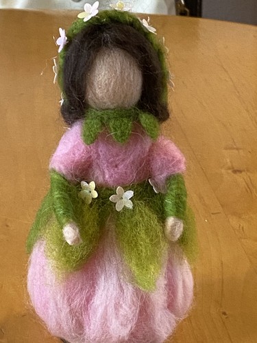 Handgemachte filzpuppe waldorf - handgemachte,
