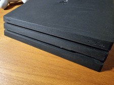 PlayStation 4 Pro Konsole 2TB, 7 PS4 Spiele, 2 PS4 Controller und alle Kabel.