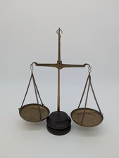 Messingwaage mit Holzsockel