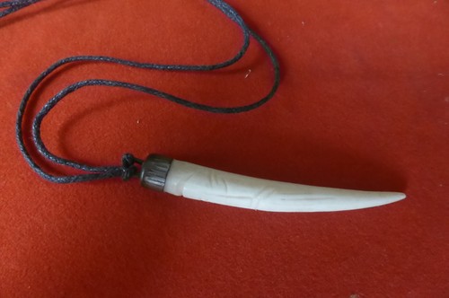 Sehr alter anhänger aus bein - sehr,