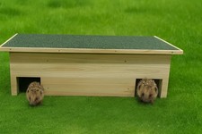 Igelhaus aus Kiefernholz mit zwei Eingängen