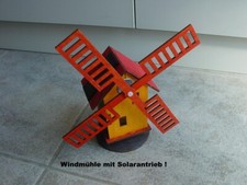 Eine Windmühle mit Solarantrieb bemalt - fertig aufgebaut aus Lagerauflösung