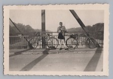 Junge auf Brücke Fahrrad