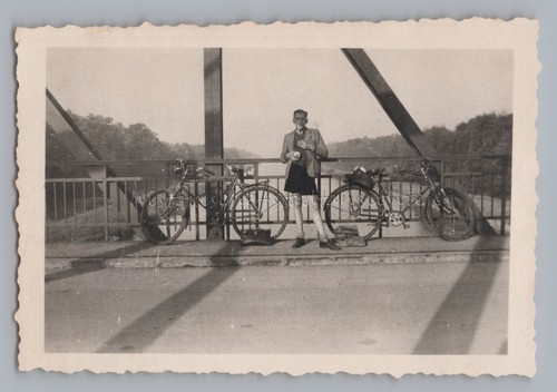 Junge auf brücke fahrrad - junge,