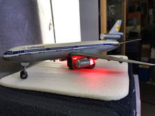 Flugzeugmodell Lufthansa Airbus DC 10 1:200 mit Beleuchtung