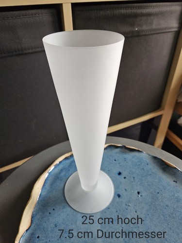 Retro glasvase auf fuß weiß - retro,