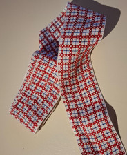 Vintage: ca. 2,2 Meter altes Webband, weiß mit blau/roter Stickerei, 48 mm