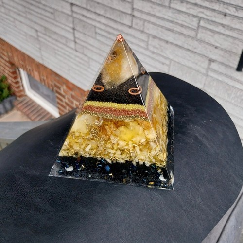 Orgonit pyramide gelb mit viel - pyramide,