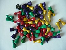 sehr alte Spiel Kegel aus Holz 4x15 Stück in vier Farben + 1 Würfel A