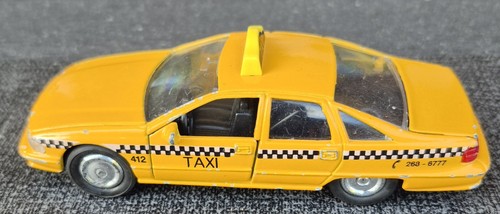 Gelbes taxi chevrolet caprice - taxi,