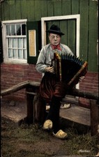 Ak Marken Nordholland, Mann in Tracht mit Akkordeon - 3787494