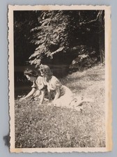 2 Frauen am Teich mit Haarnetz