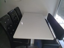 Esstisch hochglanz weiß  mit schwarze Lederbank und 4 Stuhle 