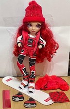 SAMMLERSTÜCK MGA RAINBOW HIGH WINTER BREAK RUBY ANDERSON MODEPUPPE SCHLITTSCHUHE