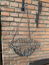 Stilvoller Hängekorb aus Metall – ideal für Blumen & Deko