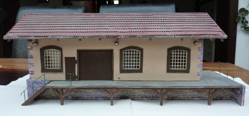 Verlade rampe mit gebäude - verlade,