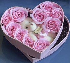 Geschenkset Box Herzform Bär Deko mit Seifenblume Rose, romantische Kunstblume 
